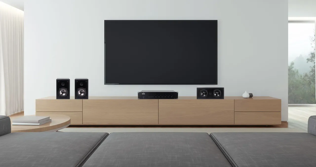 Sistema de áudio premium IBS em sala de estar moderna com equipamento de alta fidelidade